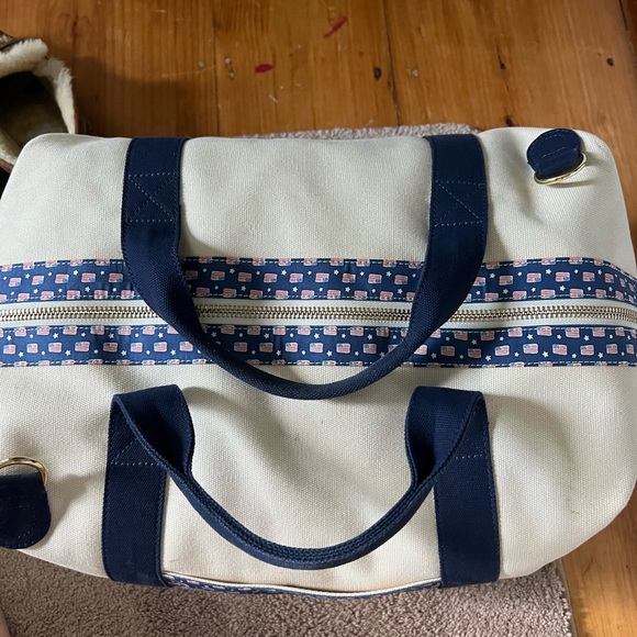 Vineyard Vines Weekender Bag - Picture 3 of 6